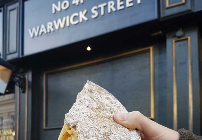 Devant un pub anglais